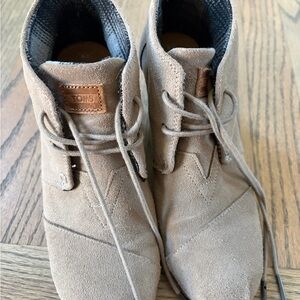 TOMS Desert Wedge Booties Suede Taupe Lace-Up Ankle Boots